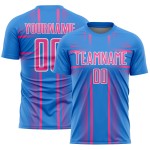Maglia da calcio personalizzata con stampa sublimatica delle linee blu, uniforme rosa-bianca Maglia da calcio personalizzata con stampa sublimatica delle linee blu, uniforme rosa-bianca
