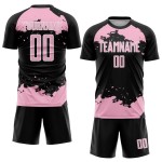 Maglia da calcio nera, frammento di luce astratta rosa-bianca, uniforme, sublimazione artistica personalizzata Maglia da calcio nera, frammento di luce astratta rosa-bianca, uniforme, sublimazione artistica personalizzata