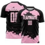 Maglia da calcio nera, frammento di luce astratta rosa-bianca, uniforme, sublimazione artistica personalizzata Maglia da calcio nera, frammento di luce astratta rosa-bianca, uniforme, sublimazione artistica personalizzata