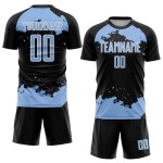 Maglia da calcio personalizzata con motivo astratto leggero, stampata a sublimazione, blu-bianco, uniforme nera Maglia da calcio personalizzata con motivo astratto leggero, stampata a sublimazione, blu-bianco, uniforme nera