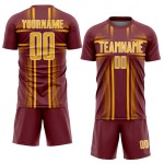 Maglia personalizzata da calcio con stampa sublimatica bordeaux e oro-bianco Maglia personalizzata da calcio con stampa sublimatica bordeaux e oro-bianco