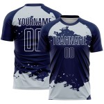 Maglia da calcio blu navy argento-bianca, frammento di uniforme astratta personalizzata, stampata a sublimazione artistica Maglia da calcio blu navy argento-bianca, frammento di uniforme astratta personalizzata, stampata a sublimazione artistica