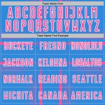 Maglia da calcio personalizzata con stampa sublimatica delle linee blu, uniforme rosa-bianca Maglia da calcio personalizzata con stampa sublimatica delle linee blu, uniforme rosa-bianca