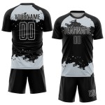 Frammento di maglia da calcio nera personalizzata con stampa sublimatica in bianco e argento Frammento di maglia da calcio nera personalizzata con stampa sublimatica in bianco e argento