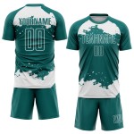 Maglia da calcio personalizzata bianca con sublimazione di frammenti astratti, colore verde acqua Maglia da calcio personalizzata bianca con sublimazione di frammenti astratti, colore verde acqua