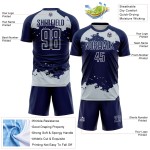 Maglia da calcio blu navy argento-bianca, frammento di uniforme astratta personalizzata, stampata a sublimazione artistica Maglia da calcio blu navy argento-bianca, frammento di uniforme astratta personalizzata, stampata a sublimazione artistica