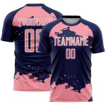 Maglia da calcio personalizzata con stampa a sublimazione, motivo astratto rosa-bianco blu navy, frammento d'arte di medie dimensioni Maglia da calcio personalizzata con stampa a sublimazione, motivo astratto rosa-bianco blu navy, frammento d'arte di medie dimensioni