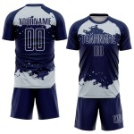 Maglia da calcio blu navy argento-bianca, frammento di uniforme astratta personalizzata, stampata a sublimazione artistica Maglia da calcio blu navy argento-bianca, frammento di uniforme astratta personalizzata, stampata a sublimazione artistica