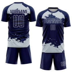 Maglia da calcio blu navy argento-bianca, frammento di uniforme astratta personalizzata, stampata a sublimazione artistica Maglia da calcio blu navy argento-bianca, frammento di uniforme astratta personalizzata, stampata a sublimazione artistica