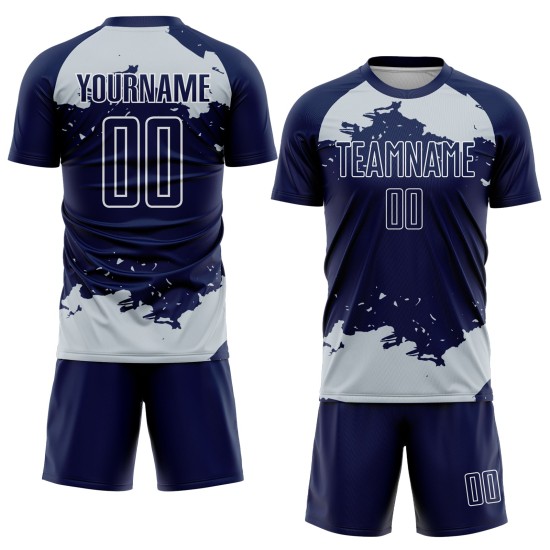 Maglia da calcio blu navy argento-bianca, frammento di uniforme astratta personalizzata, stampata a sublimazione artistica Maglia da calcio blu navy argento-bianca, frammento di uniforme astratta personalizzata, stampata a sublimazione artistica