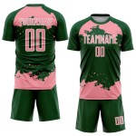 Frammento di uniforme da calcio con stampa a sublimazione astratta rosa-bianca su maglia verde personalizzata Frammento di uniforme da calcio con stampa a sublimazione astratta rosa-bianca su maglia verde personalizzata